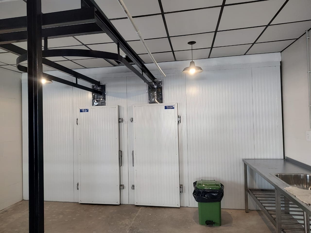 Equipo RefriNea instalando cámara frigorífica en Chaco